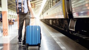Handgepäck auf Zugreisen: Diese Dinge solltest du griffbereit haben