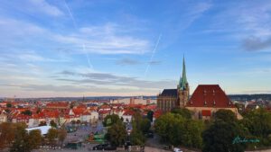Panoramablick auf Erfurt bei Sonnenschein – ideal für Wochenendtrip mit Deutschlandticket